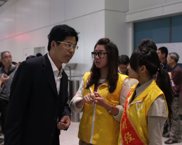 志愿者在北京南站为新生家长答疑