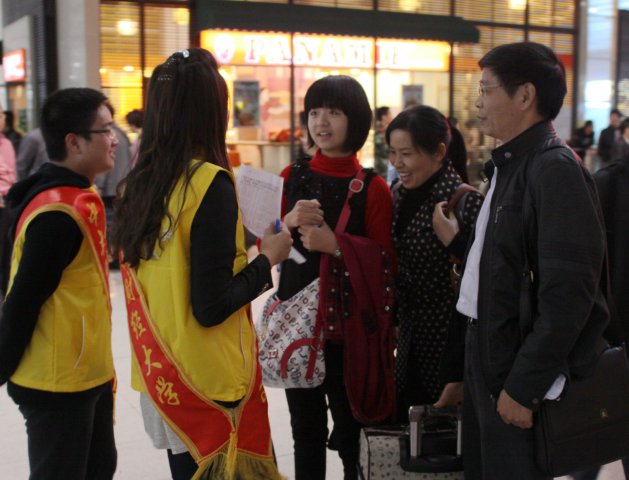 志愿者在北京南站迎接新生和家长