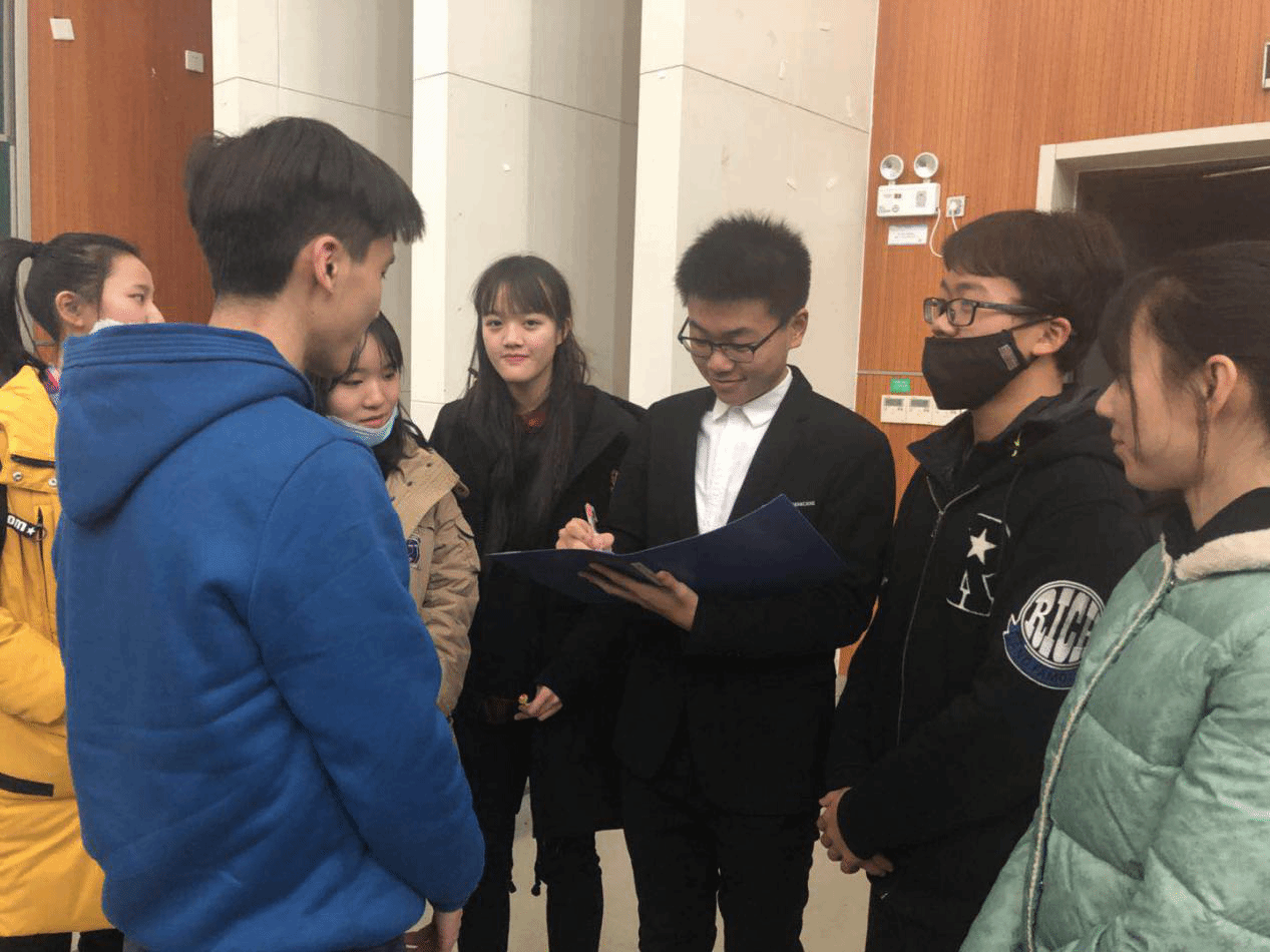 “芮+”导师与支部成员在采访
