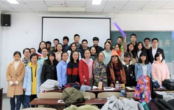 图三 团日活动圆满结束,全体同学合影留念