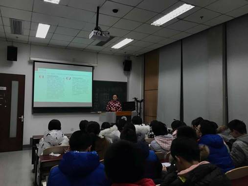 图一 团支书向全员介绍等级评议标准