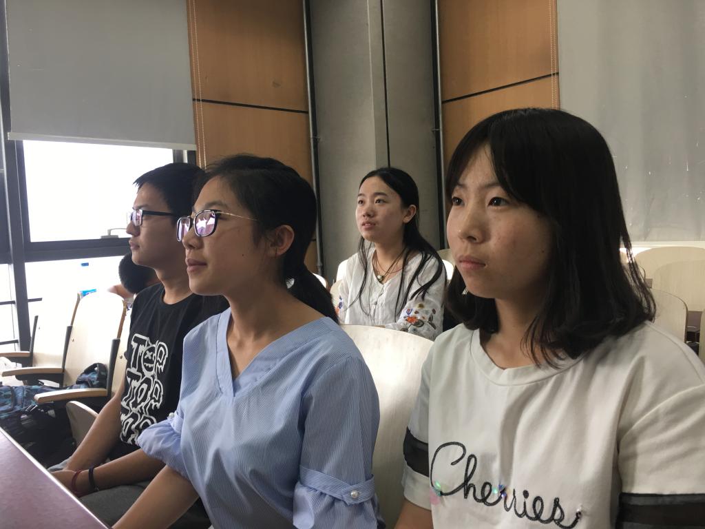 同学们认真聆听