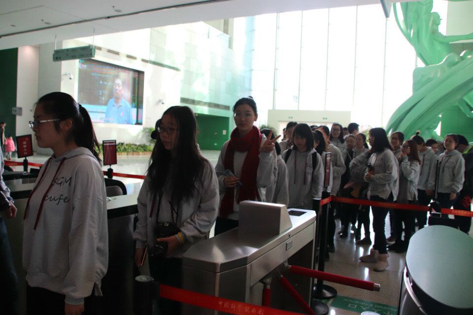 同学们进入展厅