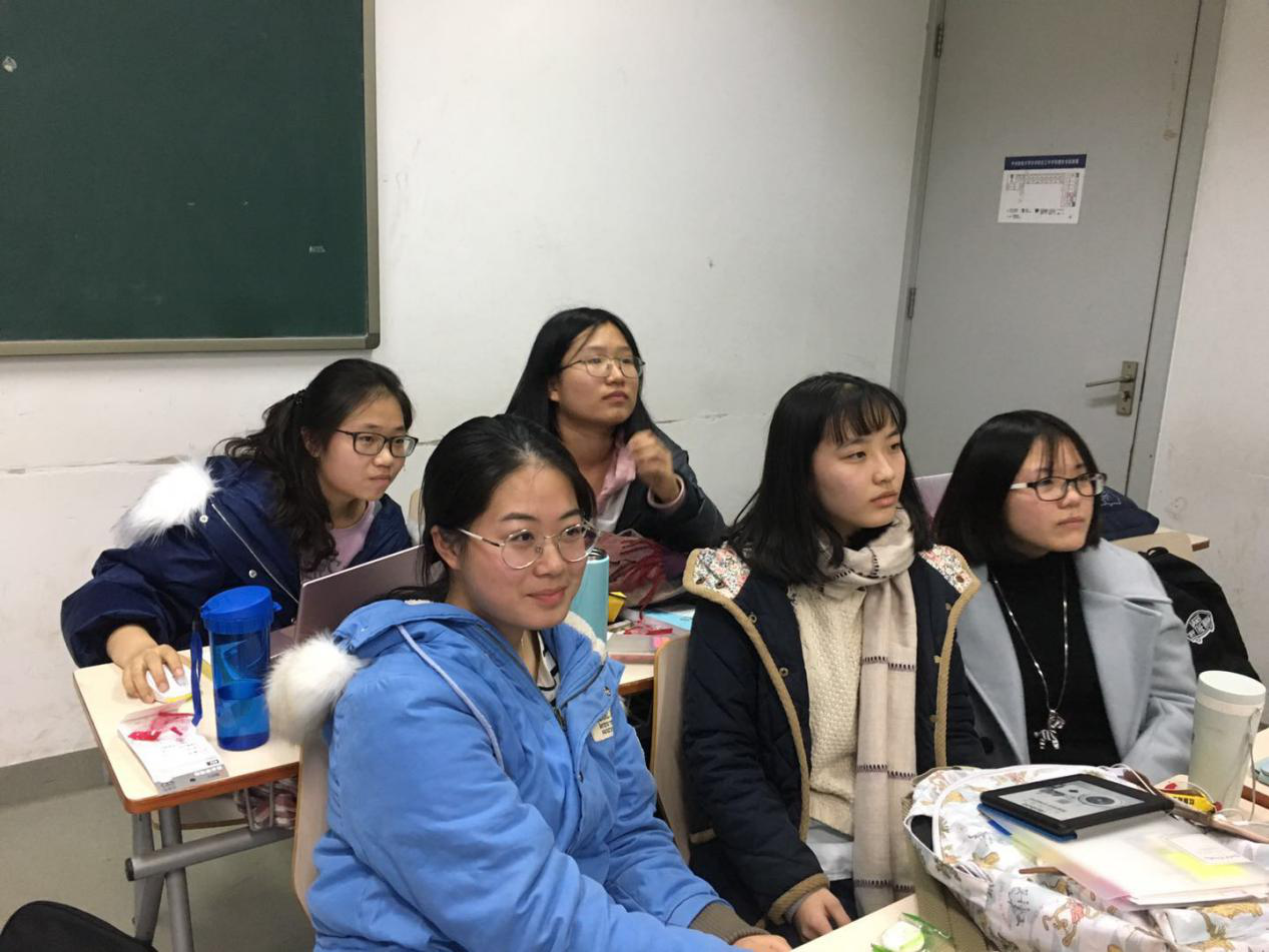 团员们认真听讲