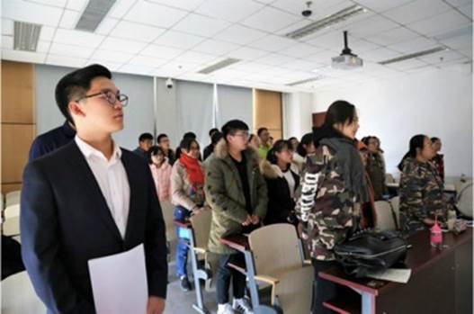 图一 全体同学起立高唱中国共青团团歌