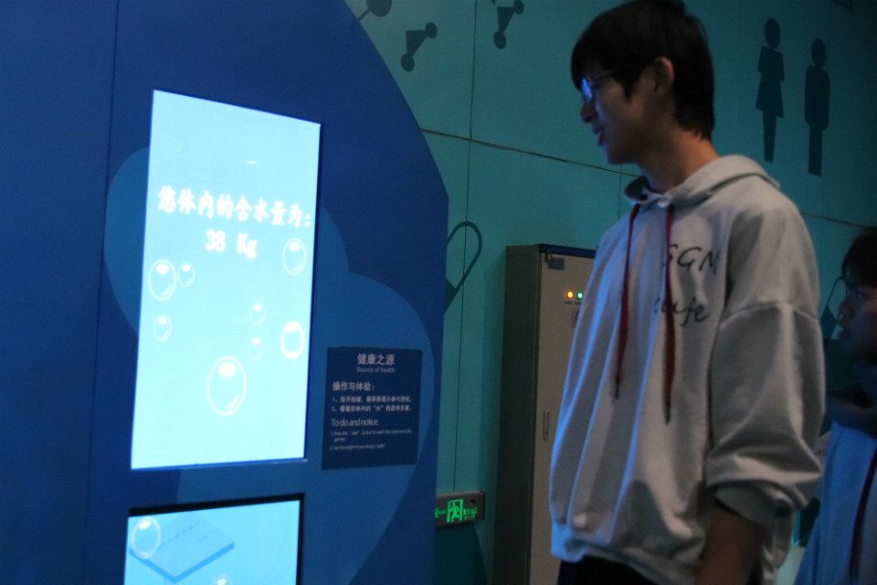 同学们认真参观