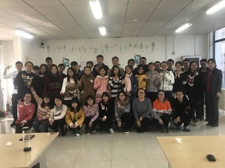 图四 辅导员、班主任、班助、“芮+”导师与支部全员会后合影